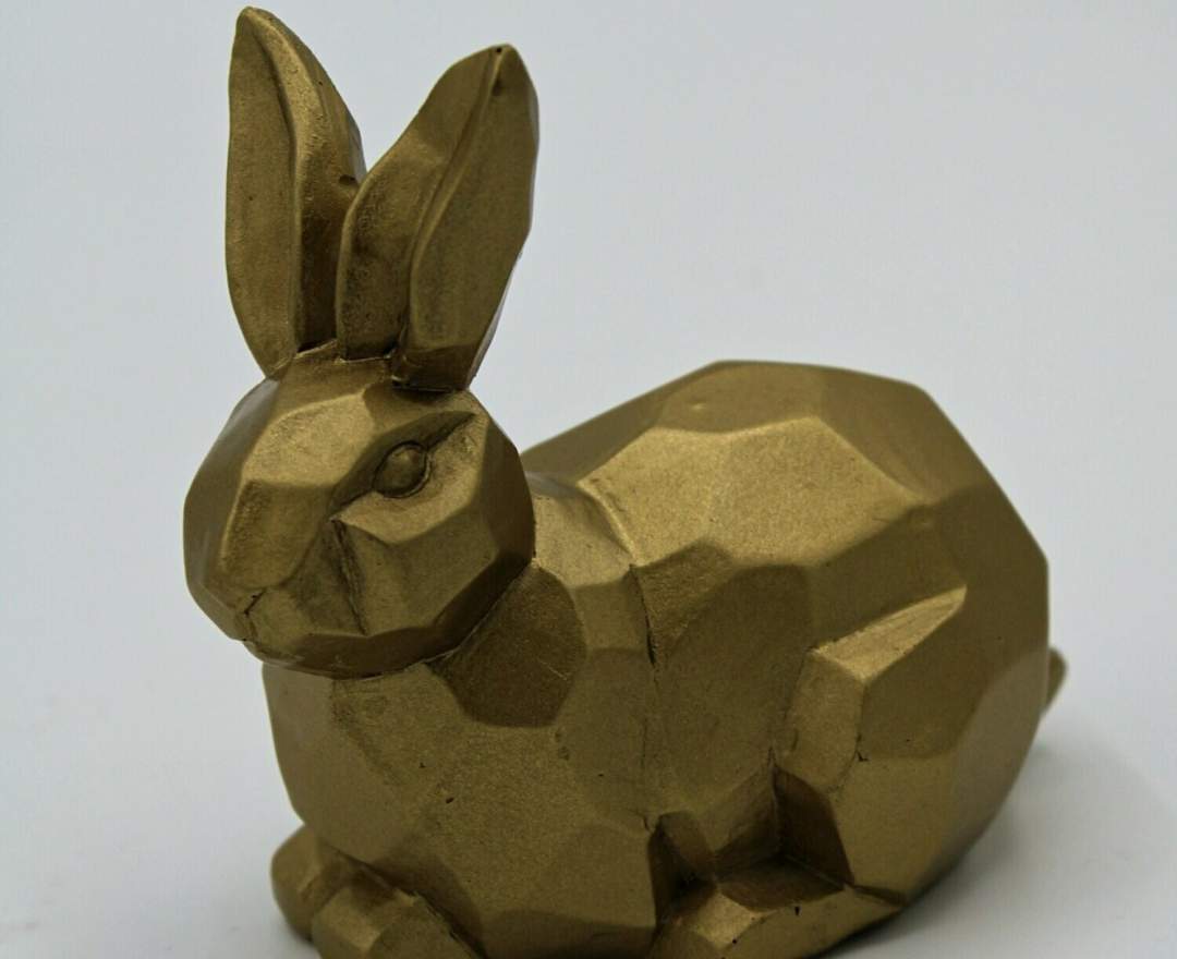 1st Tannendiele Kleiner goldener Osterhase, liegend