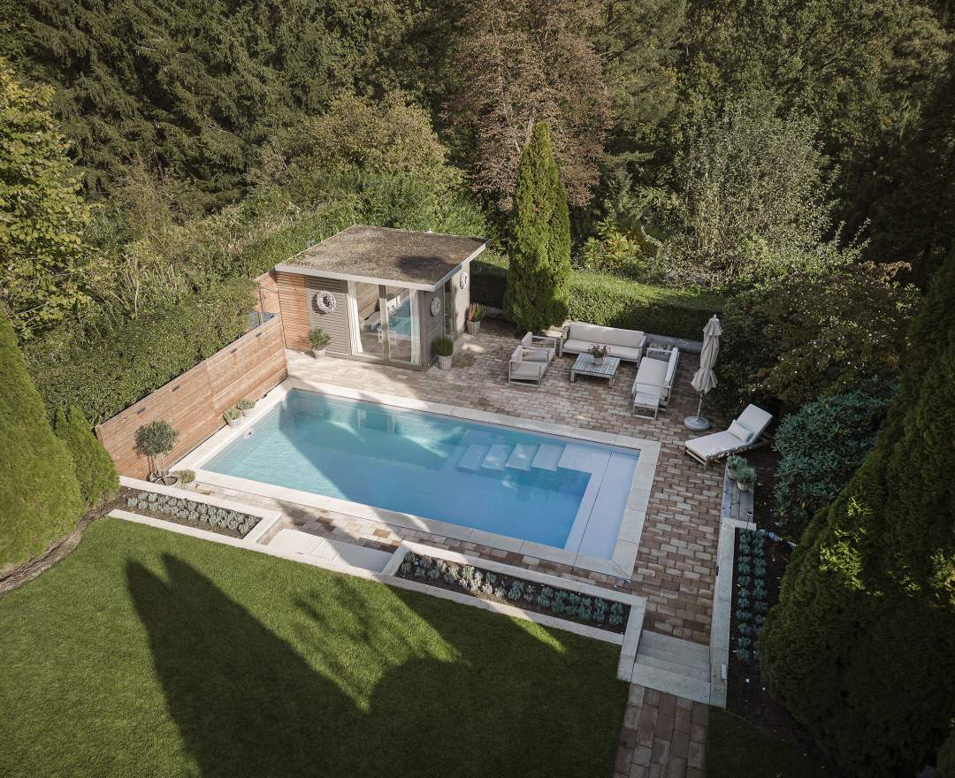 Beton/ISOSTONE - Elegantes Pooldesign für den perfekten Rückzugsort im eigenen Garten