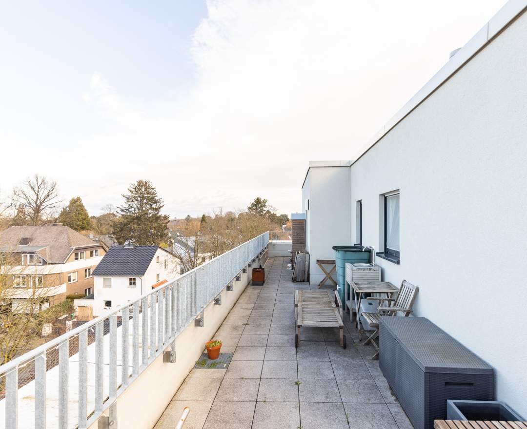 PW Immobilien GmbH - Modernes Penthouse in Köln-Lövenich: Perfekte Lage & 55 m² Dachterrasse!